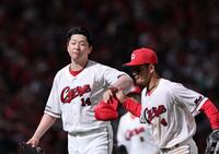 　５回、好守を見せた矢野とタッチをする大瀬良（左）＝撮影・市尻達拡