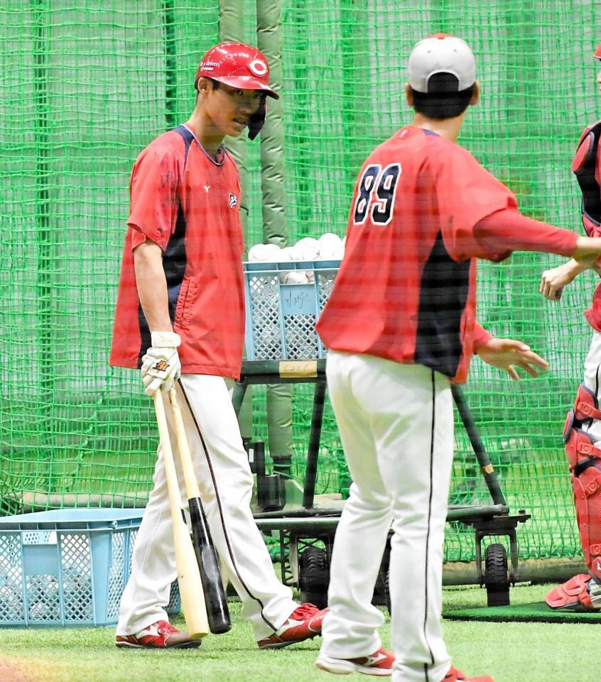 　魚雷バット（白）と通常バットを手にする二俣（左）