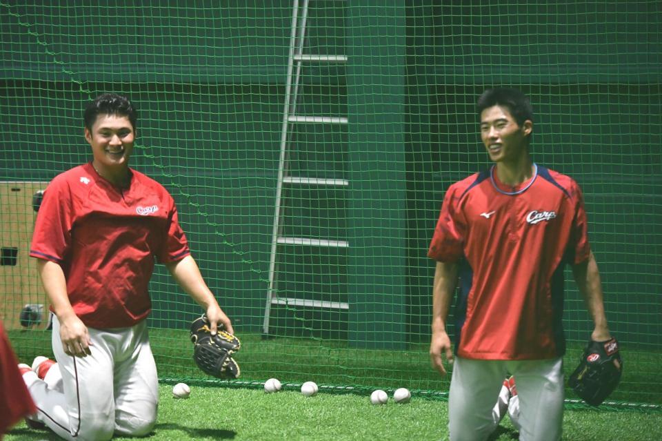 　田村（左）と守備練習を行う二俣