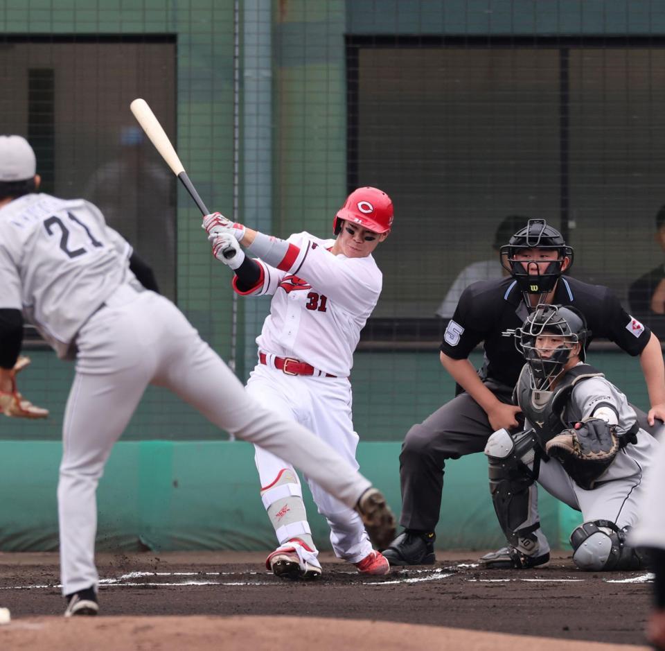 　１回、一塁への鋭い打球で失策を誘う坂倉（撮影・市尻達拡）