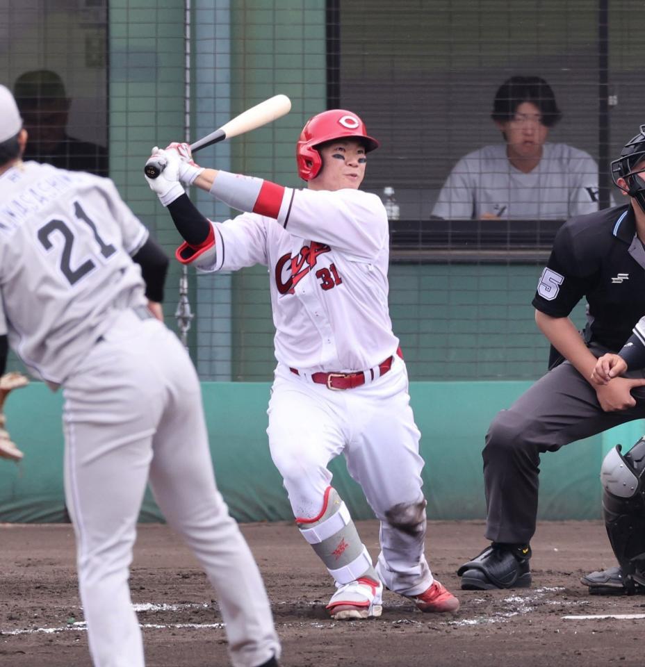 　２回、左飛に倒れる坂倉（撮影・市尻達拡）