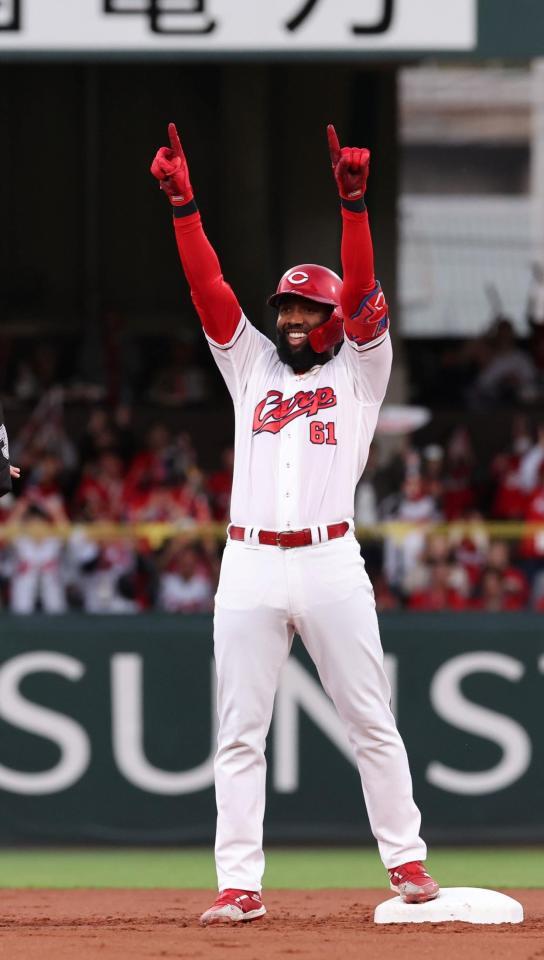 　１回、左中間への２点タイムリー二塁打を放ち、空を指さすファビアン（撮影・市尻達拡）