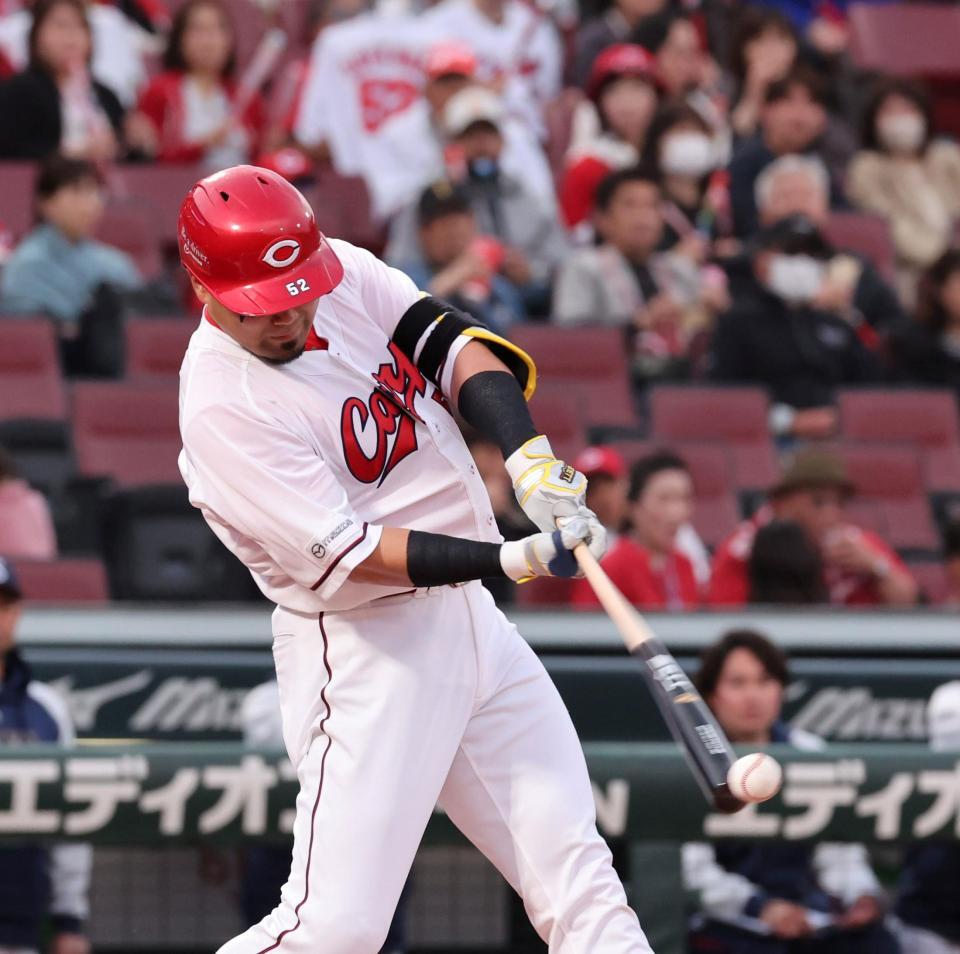 　１回、右前タイムリーを放つ末包（撮影・市尻達拡）