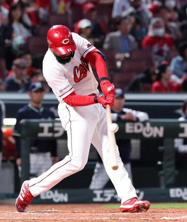 　２回、右前タイムリーを放つファビアン（撮影・市尻達拡）