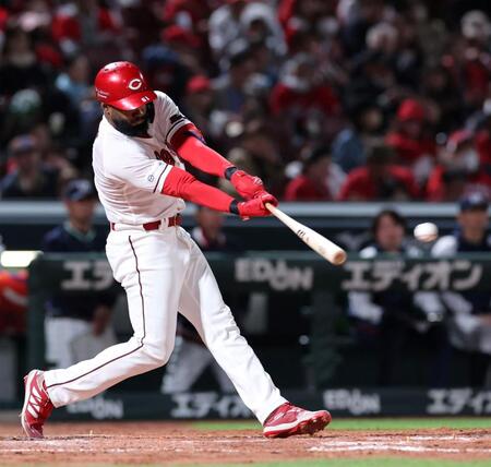 　４回、左翼線への二塁打を放つファビアン（撮影・市尻達拡）