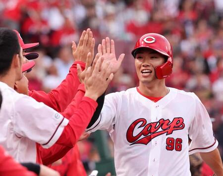 　１回、生還しナインとタッチをする中村奨（撮影・市尻達拡）