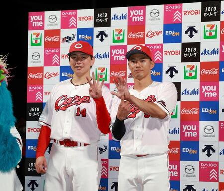 　自身マツダスタジアム通算４６勝目を挙げ、中村奨と共に「４６」の文字を作る大瀬良（撮影・市尻達拡）