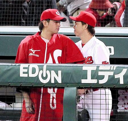 　大瀬良に声をかける前田＝１５年