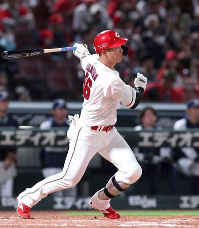 　３回、中前打を放つ中村奨（撮影・市尻達拡）