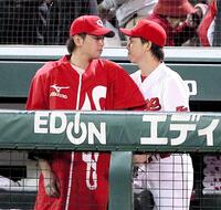 　大瀬良に声をかける前田＝１５年