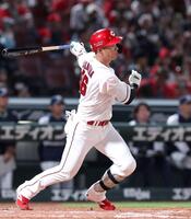 　３回、中前打を放つ中村奨（撮影・市尻達拡）