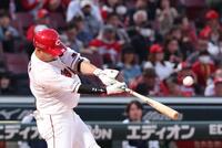 　２回、左翼線への二塁打を放つ中村奨（撮影・市尻達拡）