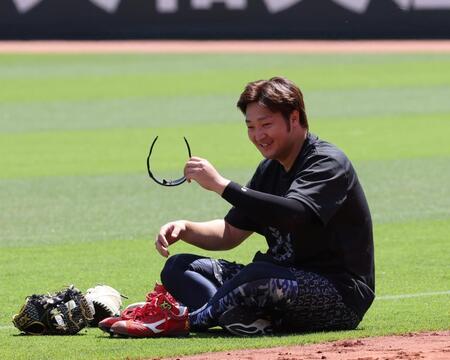 　練習を終え、笑顔を見せる床田（撮影・市尻達拡）