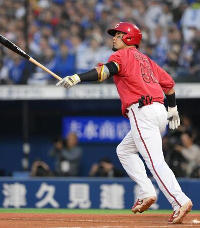 　２回、先制の左越えソロを放つ末包（撮影・伊藤笙子）