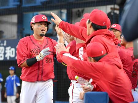 　２回、先制の左越えソロを放ち、ナインに迎えられる末包（撮影・伊藤笙子）