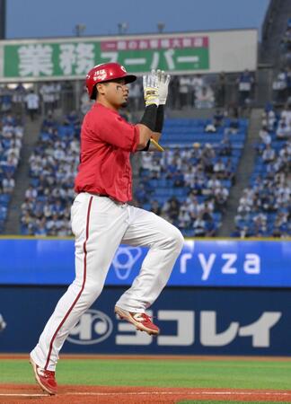 　２回、先制の左越えソロを放ち、ポーズを決める末包（撮影・伊藤笙子）