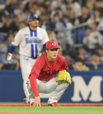 　７回、堂林の失策で勝ち越しを許し、座り混む森下（撮影・伊藤笙子）