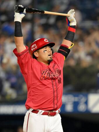 　８回、１１球粘るも空振り三振に倒れ、悔しがる末包（撮影・伊藤笙子）