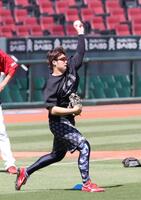 　キャッチボールをする床田（撮影・市尻達拡）