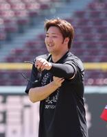 　リラックスした表情で練習する床田（撮影・市尻達拡）