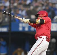 　２回、先制の左越えソロを放つ末包（撮影・伊藤笙子）