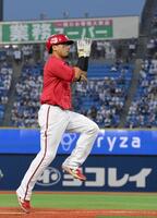 　２回、先制の左越えソロを放ち、ポーズを決める末包（撮影・伊藤笙子）