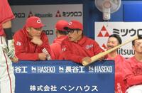 　６回、小園のバットを手にした藤井ヘッドコーチ（右）と会話する新井監督（撮影・伊藤笙子）