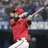 　２回、先制の左越えソロを放つ末包（撮影・伊藤笙子）