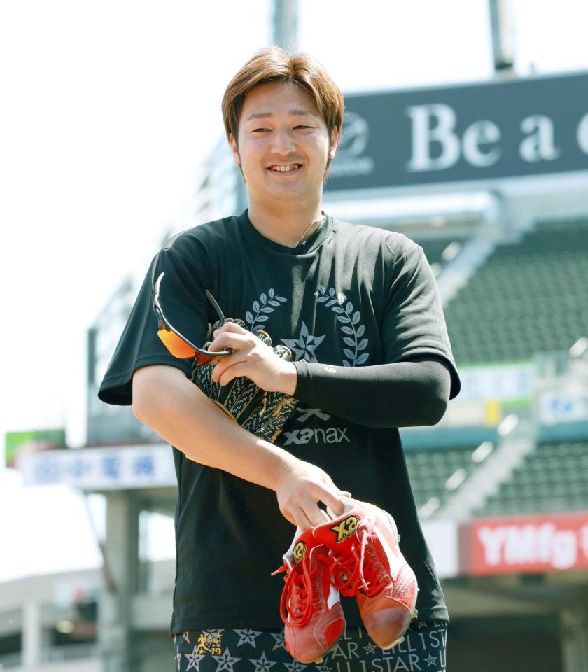 　練習を終え、笑顔でロッカーに戻る床田（撮影・市尻達拡）