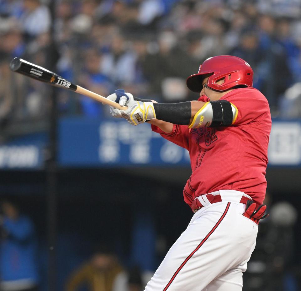 　２回、先制の左越えソロを放つ末包（撮影・伊藤笙子）