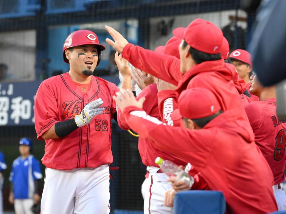 　２回、先制の左越えソロを放ち、ナインに迎えられる末包（撮影・伊藤笙子）