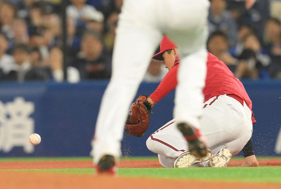 　７回、宮崎の打球をはじく一塁手の堂林（撮影・伊藤笙子）