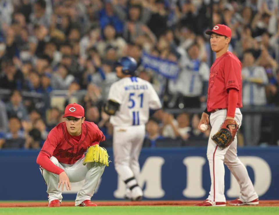 　７回、堂林（右）の失策で勝ち越しを許し、座りこむ森下（撮影・伊藤笙子）