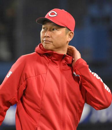 　８回、選手交代を告げ、ベンチへ戻る新井監督