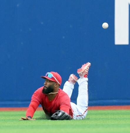 　３回、蝦名の打球に飛びつくも後逸する左翼手のファビアン（撮影・伊藤笙子）
