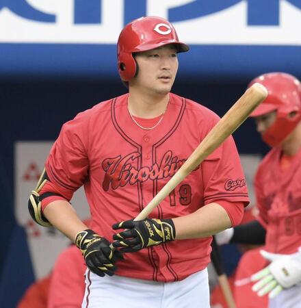 　３回、打席へ向かう床田（撮影・伊藤笙子）