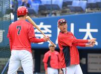 　堂林（左）にアドバイスを送る新井監督（撮影・伊藤笙子）
