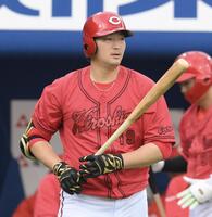 　３回、打席へ向かう床田（撮影・伊藤笙子）