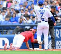 　１回、けん制死する一走・中村奨（撮影・伊藤笙子）