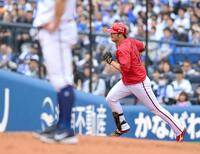 　５回、レフトへ二塁打を放ち、二塁へ向かう床田（撮影・伊藤笙子）