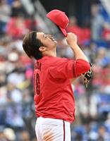 　３回、蝦名に先制三塁打を許し、帽子をかぶり直す床田