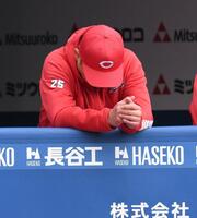 　３回、三森の打席で一塁手・二俣が捕球ミスをし、うつむく新井監督（撮影・伊藤笙子）