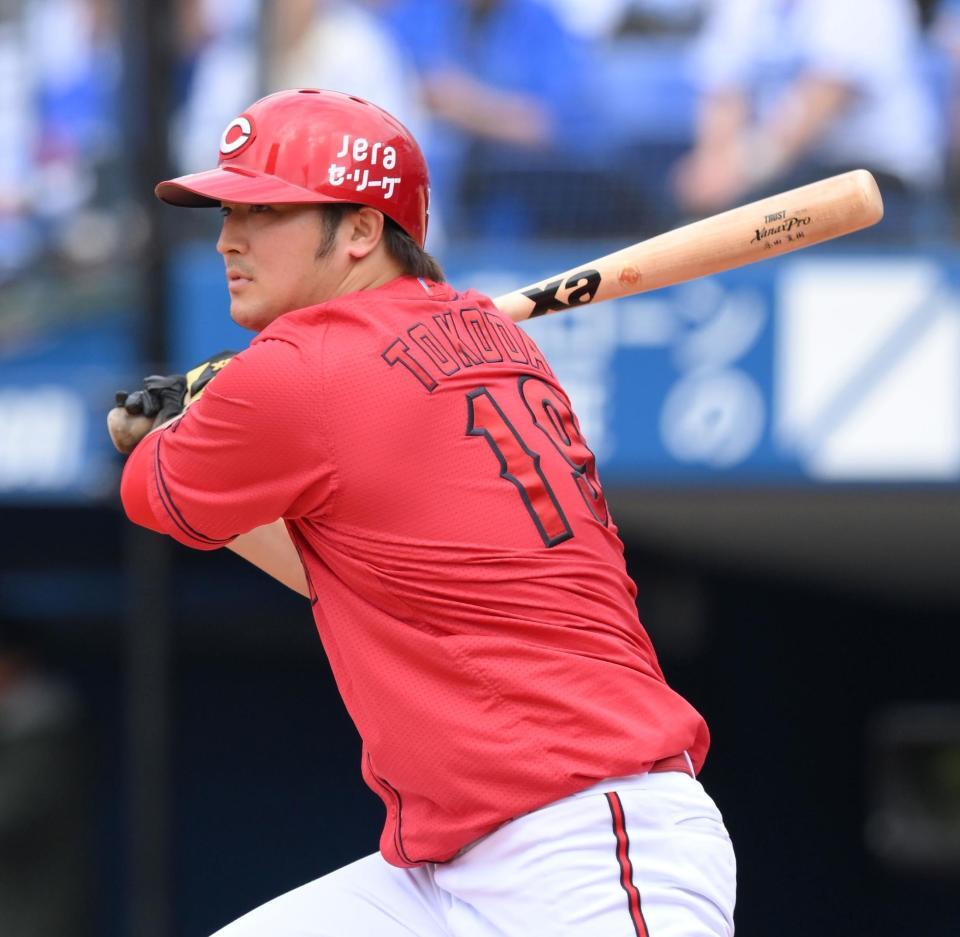　５回、レフトへ二塁打を放つ床田（撮影・伊藤笙子）