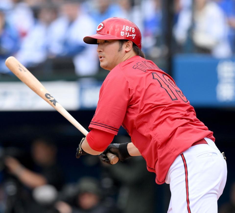 　５回、レフトへ二塁打を放つ床田（撮影・伊藤笙子）