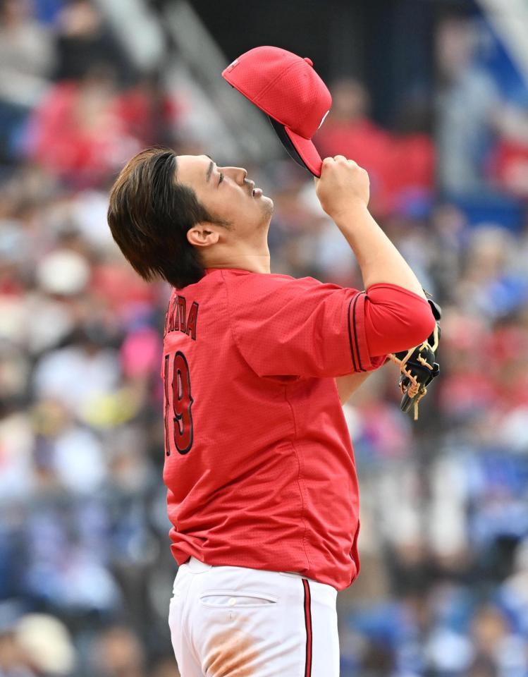 　３回、蝦名に先制三塁打を許し、帽子をかぶり直す床田