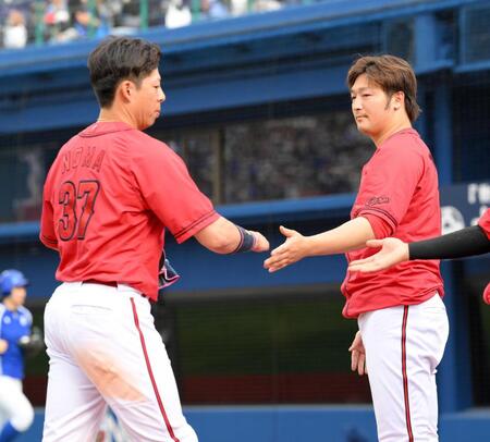 　敗戦後、ベンチ前で野間（左）を迎える床田（撮影・伊藤笙子）