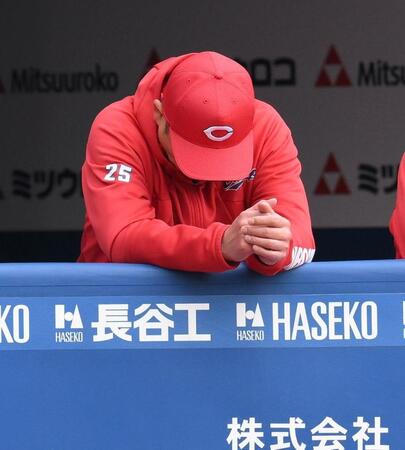 　３回、三森の打席で一塁手・二俣が捕球ミスをし、うつむく新井監督（撮影・伊藤笙子）