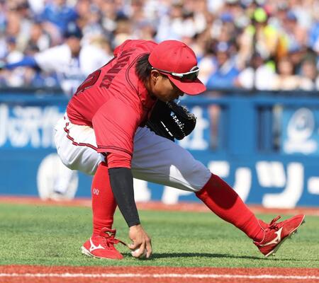 　４回、宮崎の三塁への打球を羽月が失策（撮影・佐々木彰尚）