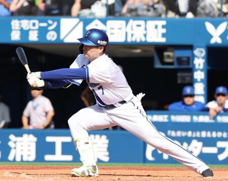 　４回、佐野は中前に２点適時打を放つ（撮影・佐々木彰尚）