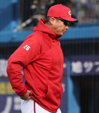 　８回表終了時、選手交代を告げてベンチに引き揚げる新井監督（撮影・佐々木彰尚）